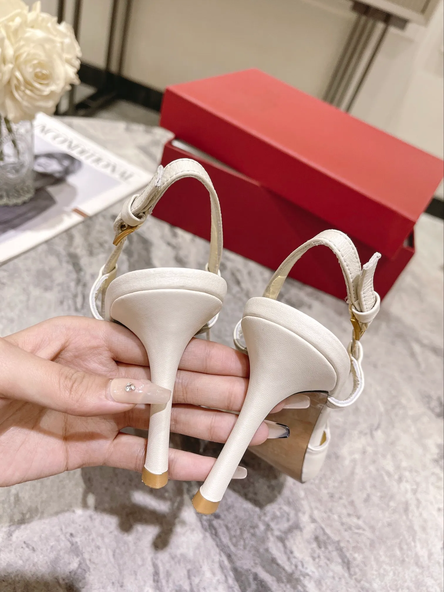 👟👟Ex-factory price 400👟👟 Genuine leather sole +40 Top version 𝑉𝐴𝐿𝐸𝑁𝑇𝐼𝑁𝑂 Valentino new autumn and winter women's back hollow sandals. The unique [pyramid] large rivet hardware [hand-made diamonds] brings out a full sense of high-end, and the new season will live up to expectations! Worth buying ★Imported sheepskin is absolutely high-grade ❥Original method, absolutely sensual ❥Elegant style, creating a different feeling, simple and elegant style!  Code number: 35-41 (34-42 customized) Fabric: Imported sheepskin Lining: Lined sheepskin Heel height: 8cm Leather outsole Rubber outsole